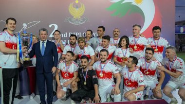 'Kürdistan'da diplomasi kupası Türkiye’nin: Başbakan Barzani Kupayı takdim etti'