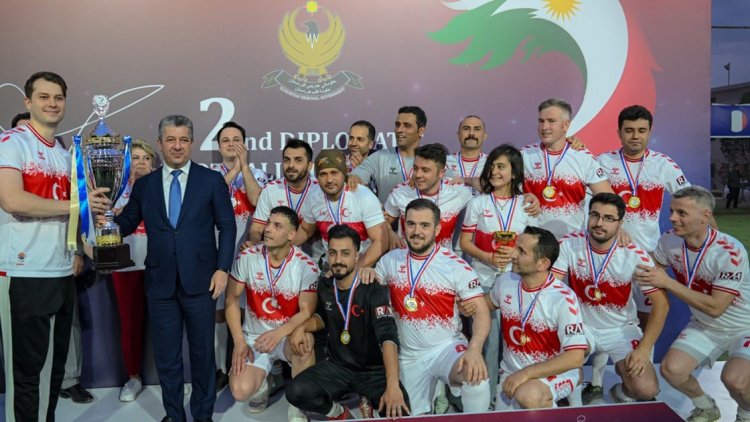 'Kürdistan'da diplomasi kupası Türkiye’nin: Başbakan Barzani Kupayı takdim etti'