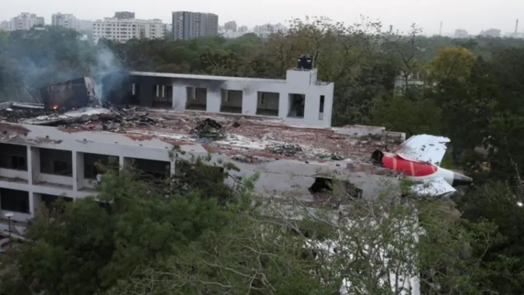 Hindistan’da yolcu uçağı düştü: En az 290 kişi hayatını kaybetti