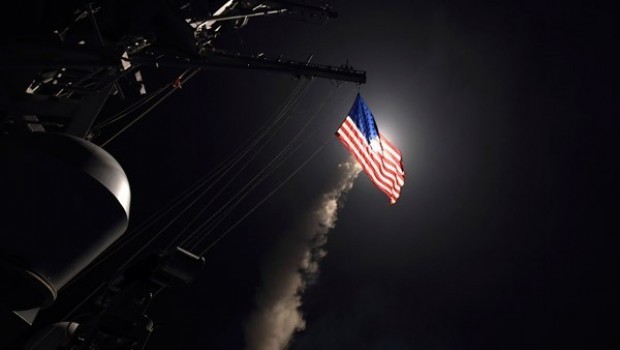 Amerîka baregeha hewayî ya Sûriyeyê bi moşekan bombebaran kir