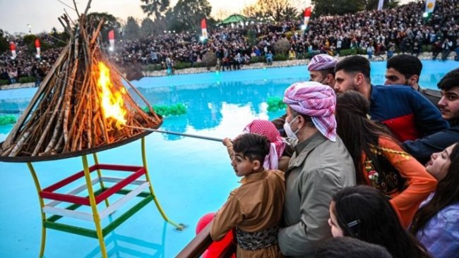 Serok Barzanî li Hewlêrê agirê Newrozê vêxist