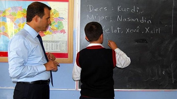 Li Bakurê Kurdistanê helmeta erkdarkirina mamosteyên Kurdî didome