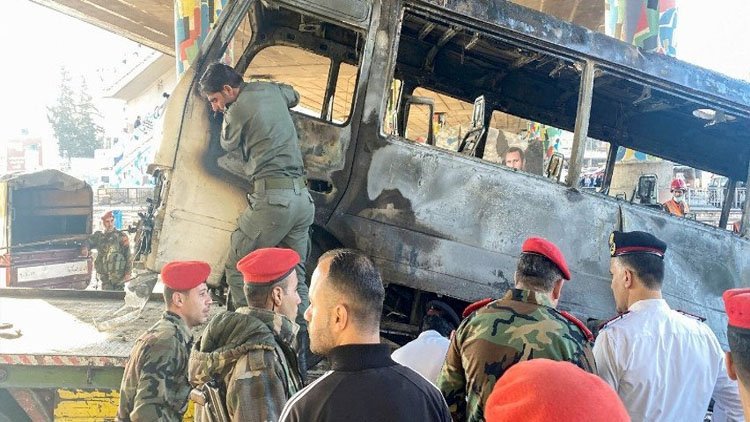 Li Şamê di encama teqîna bombeyekî bi otobûsekî de 18 leşker hatin kuştin