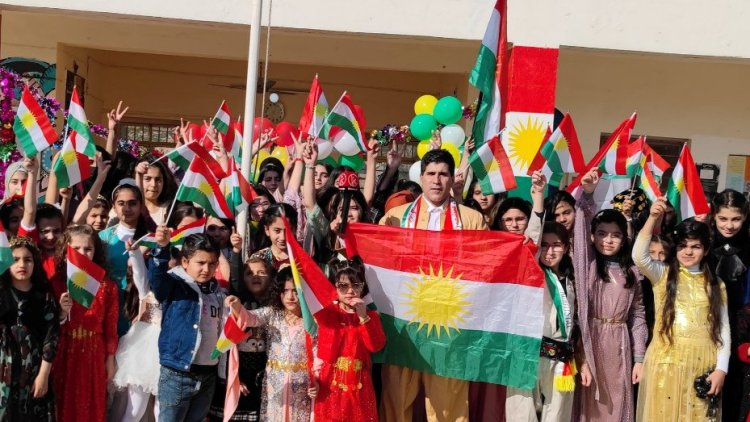 Li Xaneqînê merasîmên Roja Ala Kurdistanê