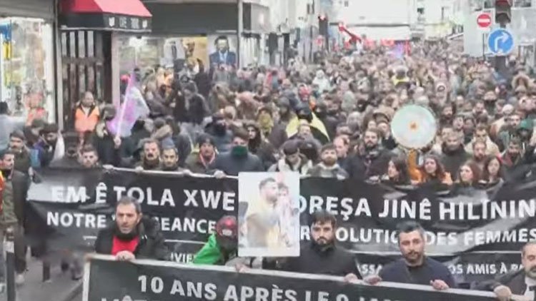 Kurdên li Fransayê li dijî êrîşa Parîsê xwepêşandanê dikin