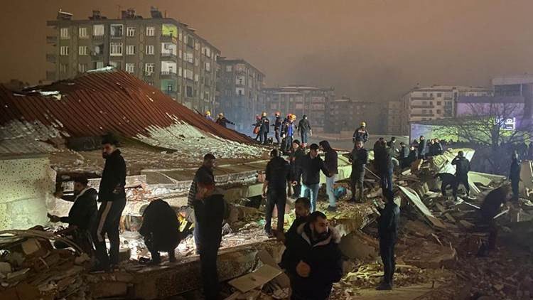 Erdhejeke bi hêza 7.4 pileyan li Bakurê Kurdistanê çêbû: Di bin kavilan de mirov hene