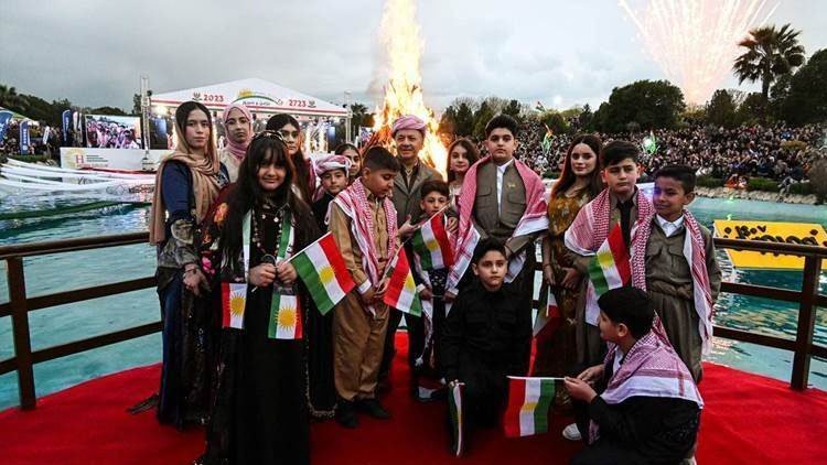 Serok Barzanî bi zarokên şehîdan re agirê Newrozê pêxist