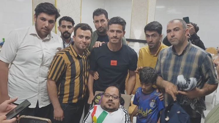Futbolîstê navdar ê Kurd li Urmiyê ji aliyê gel ve bi germî hat pêşwazîkirin