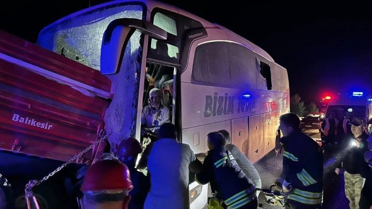 Erzerom: Otobûsê li traktorê xist: 2 mirî, 18 birîndar