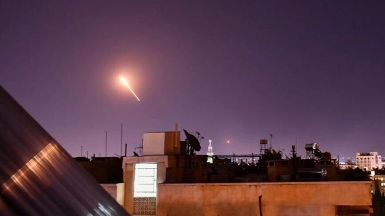 Îsraîl baregeheke artêşa Sûriyeyê li Quneytereyê bombebaran dike