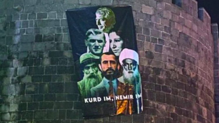 Li ser Bircên Amedê pankarta serkirdeyên Kurd hat daliqandin