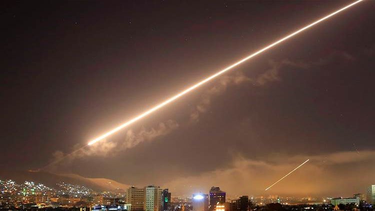 Îsraîlê li Şamê xalên artêşa Sûriyeyê bombebaran kirin