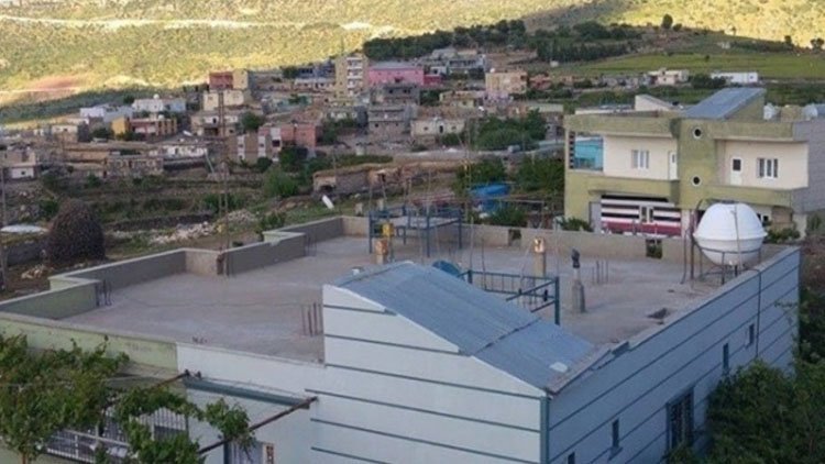 Şirnex: Zarokê 4 salî li nav zeviyan tiştek dît, li malê pê de teqiya û mir