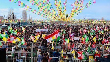 Newroza Wanê li bin siya alayên Kurdistanê hat pîrozkirin