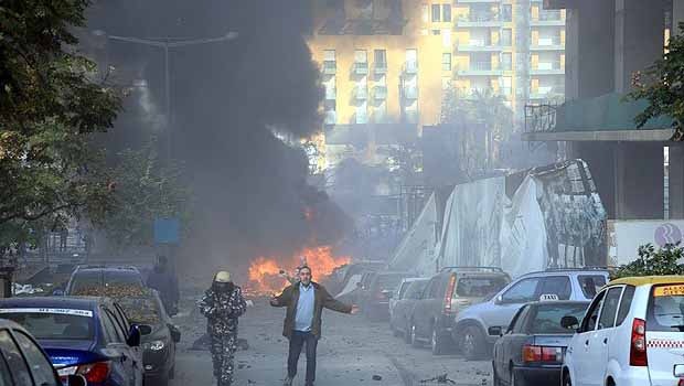 Beyrut'ta bomba yüklü araç infilak etti