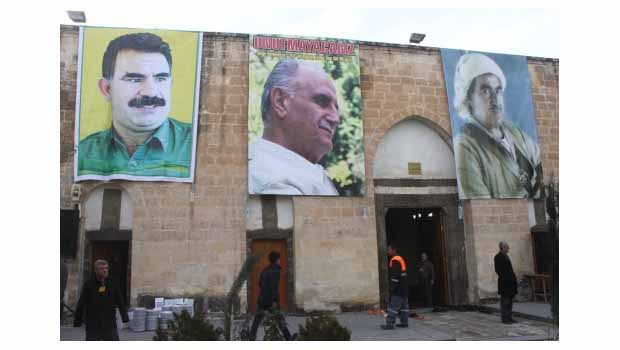 Şerafettin Elçi’ye Öcalan ve Barzani posterli anma