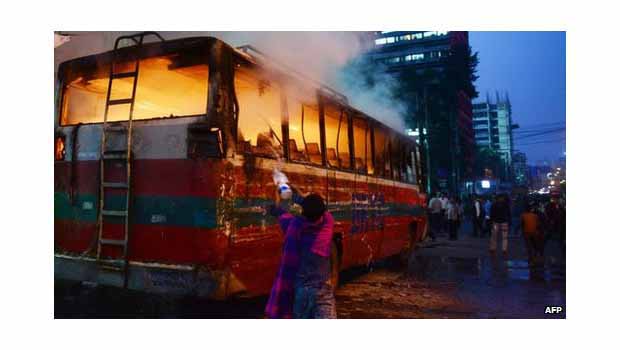 Bangladeş'te seçim 'yangını'