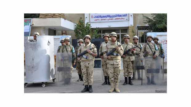 Mısırlılar yeni anayasa için sandık başında
