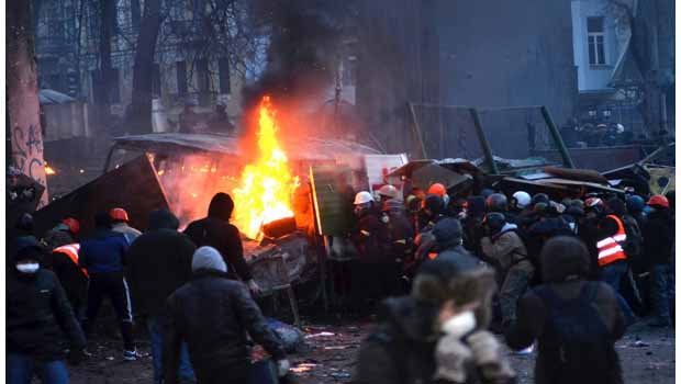 Başkent Kiev'deki eylemlerin şiddeti artarak devam ediyor