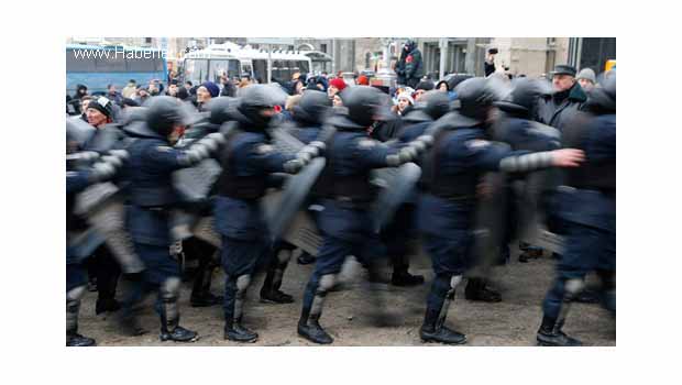 Kiev'deki protesto barikatlarına baskın