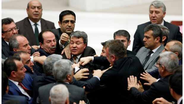 Türkiye Meclisinde çoçuklar gibi kavga edildi