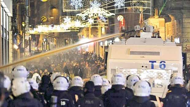 Türkiye'de İnternet yasasının kınandığı eyleme polis müdahalesi