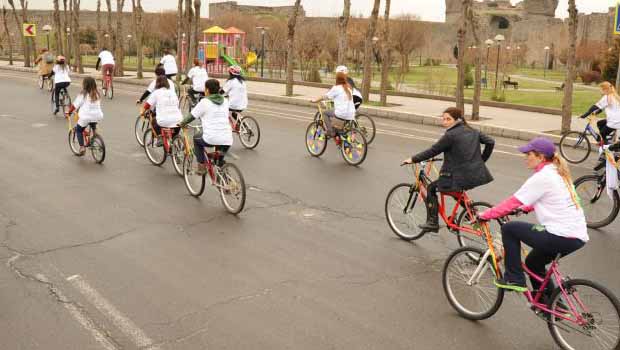 Amed’de kadınlardan bisiklet turu ve yürüyüş