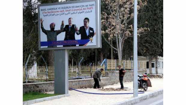 Urfa'da Başbakan, Perwer ve Tatlıses'li afiş
