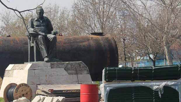 Yaşar Kemal heykeli, moloz yığınları arasında kaldı