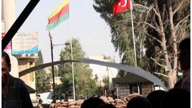 Türkiye-Suriye sınırında PYD bayrağı asıldı