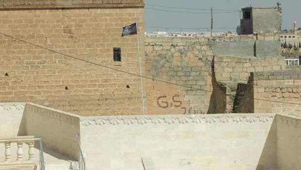 Midyat'ta Süryani mahallesine Hizbullah bayrağı dikildi