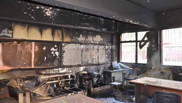Yüksekova'da iki okul ateşe verildi