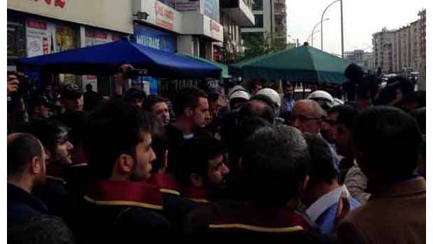 Diyarbakır'da Kobani İçin Yağmur Altında Eylem