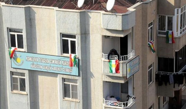 Kürt partilerinden bayrak tepkisi