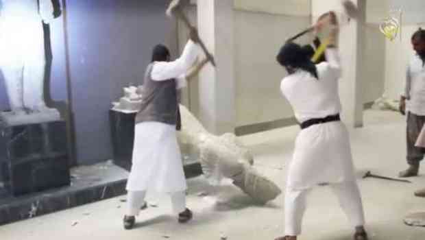 IŞİD tarihi eserleri balyozla  parçaladı