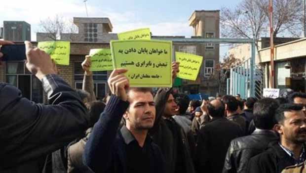 Doğu Kürdistanlı öğretmenler toplu greve gitti