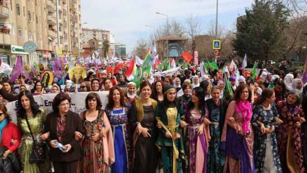 Diyarbakır'da 8 Mart miting yürüyüşü başladı