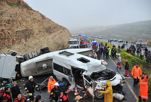 Şanlıurfa'da  trafik kazası 12 kişi hayatını kaybetti.