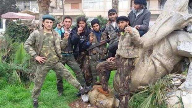 El-Nusra İdlib'de Kürt devrimcinin heykelini yıktı