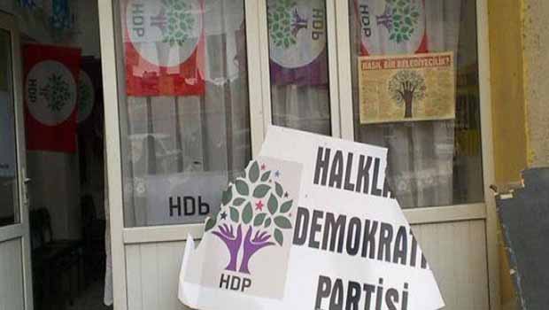  İstanbul Büyükçekmece'de HDP seçim bürosuna saldırı
