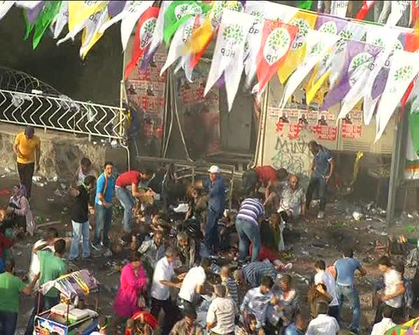 Diyarbakır mitinginde patlama (Video)