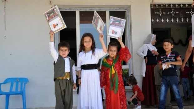 Kürdçe eğitim verilen okulda öğrenciler karne aldı