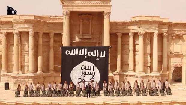 IŞİD Palmira toplu infazında silahları çocukların eline tutuşturdu