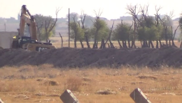 YPG, Tel Abyad'da hendek kazıyor