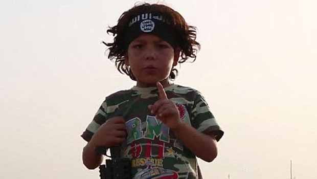 IŞİD, 4 yaşındaki çocuğu annesinin kafasını kesmesi için eğitmiş