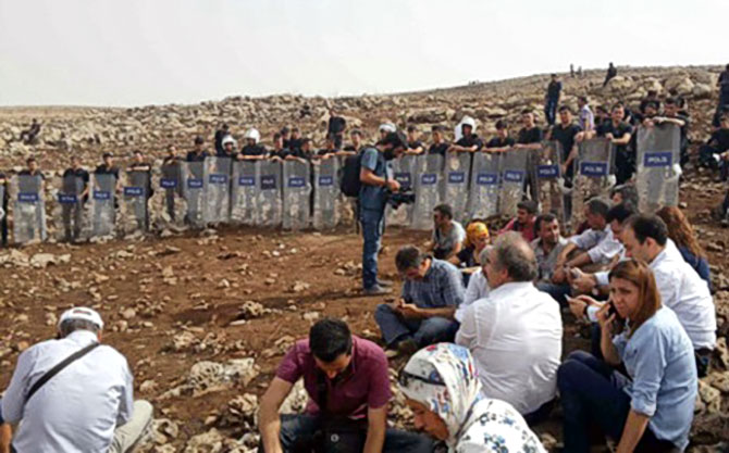 Cizre yakınında HDP heyetine polisler barikat kurdu