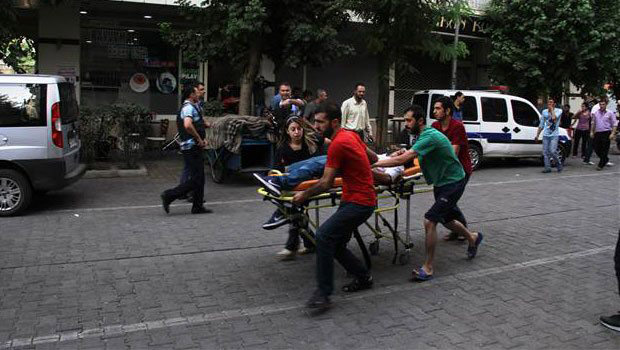 Diyarbakır'da polise saldırı: 4 yaralı