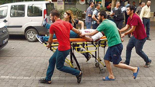 Diyarbakır'da polise yönelik saldırıda 2 sivil hayatını kaybetti