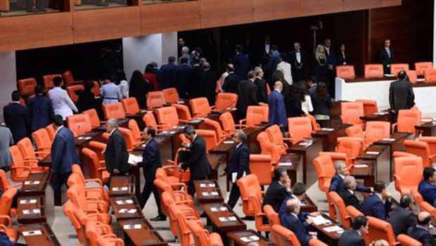 HDP'li vekiller İstiklal Marşı'nın ardından Meclis'i terk ettiler