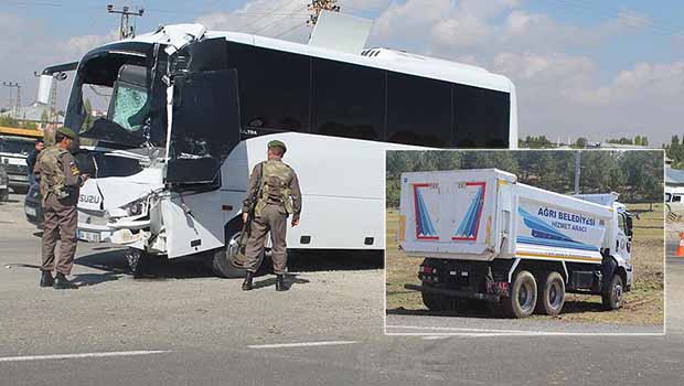 Ağrı'da askeri servisle kamyon çarpıştı: 11 yaralı